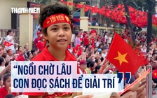 Các em nhỏ hào hứng chờ xem diễu binh: 'Ngồi chờ lâu, con đọc sách để giải trí'