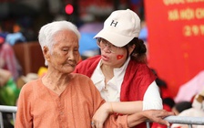 Cụ bà 94 tuổi phát ghế nhựa cho người dân xem diễu binh: 'Tôi hạnh phúc lắm!'