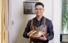 Gác bằng kỹ sư điện để đi đánh giày, chàng trai mặc vest lịch lãm nâng tầm nghề vỉa hè