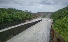 Xả tràn hồ Kẻ Gỗ vì mực nước vượt cao trình ngưỡng tràn