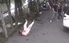 Lấy lời khai nhóm hành hung người đàn ông trong quán karaoke ở TP.HCM