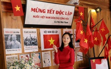 Những cô gái rạng rỡ dưới cờ đỏ sao vàng mừng Tết Độc lập