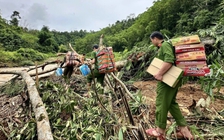 Công an 'cõng' mì tôm vượt rừng giúp dân bản biên giới bị cô lập
