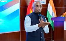 Tiến sĩ Ấn Độ sau 23 năm chọn Việt Nam: 'Tôi không đổi quốc gia, chỉ đổi múi giờ'