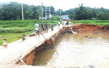 Lũ lớn đổ về xé toạc nhiều đập tràn ở Thanh Hóa