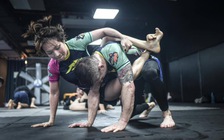 Vụ cô gái dùng đòn khóa siết, hạ thanh niên xăm trổ: MMA là môn võ gì?