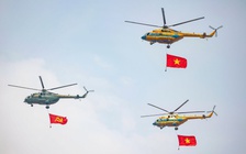 Trực thăng kéo cờ Đảng, cờ Tổ quốc bay qua quảng trường Ba Đình