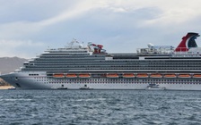 Du thuyền chở hơn 5.000 người nghiêng, ngập nước trong mưa lớn