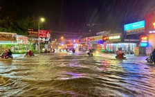 Mưa lớn ở TP.HCM tối nay: Đường ngập lênh láng, hàng rong vất vả mưu sinh