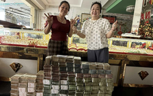 Nông dân trúng độc đắc 14 tờ xổ số miền Nam, đến tiệm vàng nhận tiền mặt