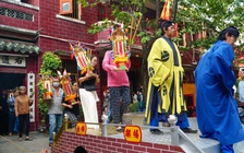 Nghi lễ xá tội vong nhân tháng 7 âm lịch ở chùa người Hoa TP.HCM: Cây cầu đặc biệt