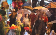 Hà Nội mưa lớn, người dân vẫn kiên trì bám trụ vỉa hè chờ xem tổng duyệt