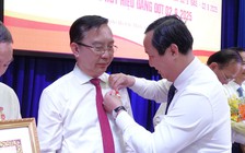 Giám đốc Sở Văn hóa - Thể thao TP.HCM Trần Thế Thuận nhận Huy hiệu Đảng