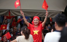 Sẵn sàng 'qua đêm' trên vỉa hè giữ chỗ đẹp xem tổng duyệt