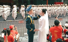 Cặp đôi chụp ảnh cưới trong buổi tổng duyệt diễu binh sáng nay 'gây sốt'