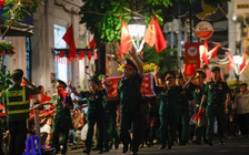 Hát thâu đêm chờ xem tổng duyệt diễu binh A80