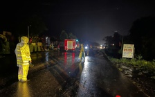 CSGT và PCCC 'đội mưa' dọn vỏ hạt điều rơi trên QL14