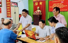 TP.HCM: Người dân phường Phú Lợi quá bất ngờ vì được nhận tiền lễ Quốc khánh sớm