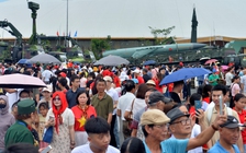 Người dân bất ngờ được chụp ảnh, tận tay sờ tên lửa, xe tăng của Việt Nam