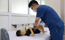 Bé trai nguy kịch vì uống nước lá lộc mại chữa táo bón
