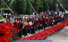Tân khoa đi trên đường hoa trạng nguyên nhận bằng tốt nghiệp