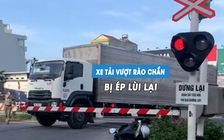 Tài xế cố lái xe tải vượt rào chắn, bị người dân ép lùi lại