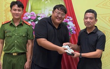 Du khách Hàn Quốc nhận lại túi chứa gần 32 triệu bỏ quên ở biển Đà Nẵng