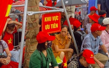 Ăn ngủ 40 tiếng trên vỉa hè chờ xem diễu binh A80