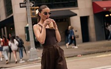 Quần tây màu nâu là xu hướng mới cho mùa thu 2025