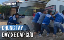 Người dân Cần Thơ chung tay đẩy xe cứu thương chết máy do mưa ngập