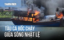 Tàu cá bốc cháy dữ dội trên sông Nhật Lệ