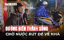 Đường biến thành sông, người dân mệt mỏi chờ nước rút để về nhà