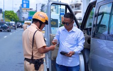 CSGT TP.HCM tổng kiểm tra ngừa tai nạn, tài xế lơ là dễ mất tiền triệu