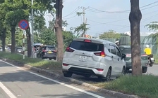 CSGT TP.HCM mời làm việc tài xế ô tô leo dải phân cách đường Nguyễn Văn Linh