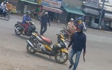 TP.HCM: Khống chế người đàn ông cầm rựa ra đường, có biểu hiện bất thường