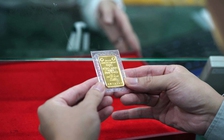 Giá vàng và USD đồng loạt giảm