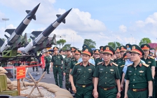 Đại tướng Phan Văn Giang 'thị sát' khí tài hiện đại của quân đội Việt Nam