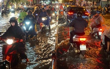 Dự báo thời tiết TP.HCM: Hôm nay tiếp tục mưa lớn kèm giông lốc vào chiều tối