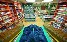 Nhà sách truyền thống có bị 'bức tử' trước thương mại điện tử?