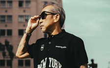 Thuận Nguyễn phối đồ trẻ trung với áo polo dệt kim