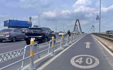 Hà Nội tiếp tục lắp hàng rào sắt phân làn cầu Nhật Tân