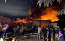 Cháy kho phế liệu, cột khói cao hàng chục mét