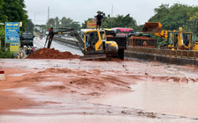 Lâm Đồng: Lũ cát đỏ ào ạt tràn xuống QL1, giao thông tê liệt nhiều giờ