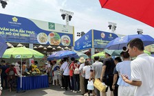Du khách xếp hàng chờ thưởng thức món ngon Sài Gòn tại triển lãm A80
