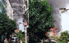 Cháy nhà 3 tầng lửa đỏ rực, khu dân cư nháo nhào