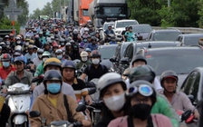 Ùn tắc nút thắt cổ chai ở khu nam TP.HCM, người xe chen chúc: CSGT nói gì?
