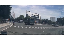 Tài xế điều khiển xe ben chạy ngược chiều vòng xoay Vũng Tàu, nhiều người khiếp vía