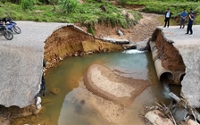 Đường đứt gãy, cô lập 2 thôn vùng cao Quảng Trị