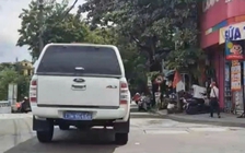 Clip ô tô biển xanh phóng ngược chiều ở Huế: CSGT xác minh