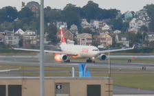 Máy bay chở khách cháy động cơ khi sắp cất cánh